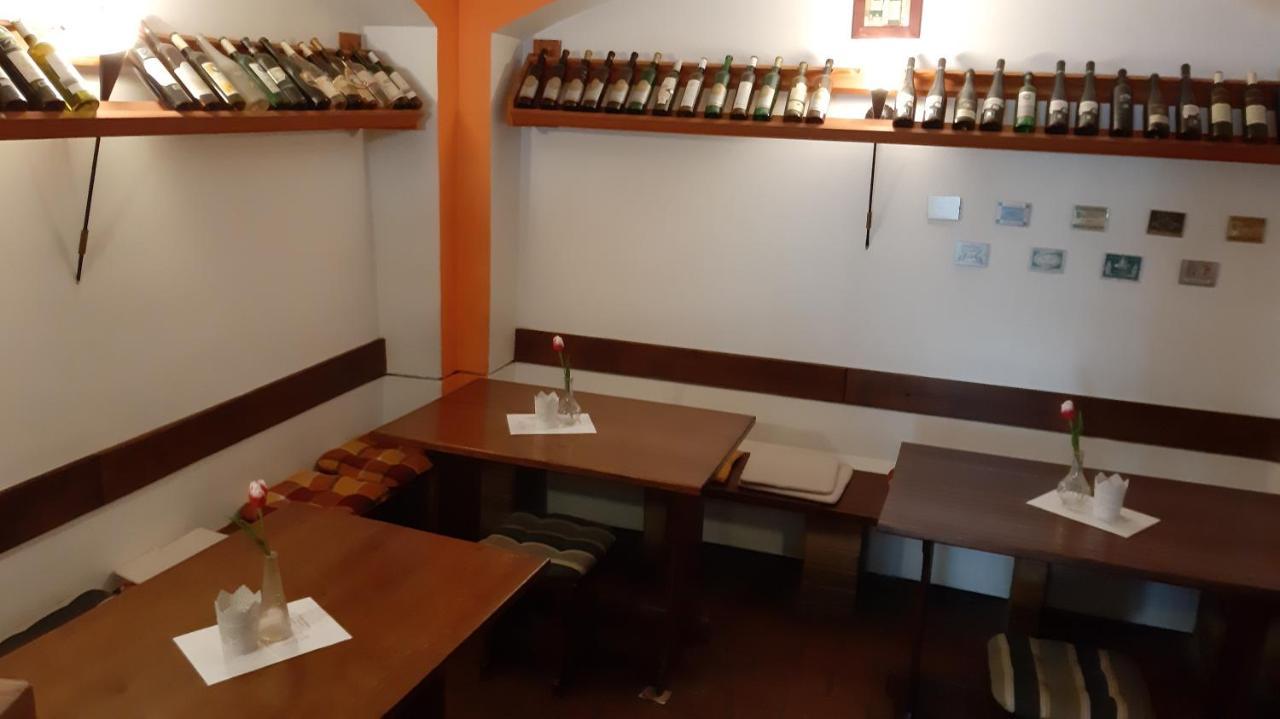 Penzion A Vinoteka Hrozen Kromeriz Bagian luar foto